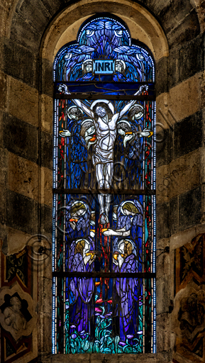  Orvieto,  Basilica Cathedral of Santa Maria Assunta (or Duomo), the interior, the Chapel of the Corporale:stained  glass window representing a Crucifixion by Cesare Picchiarini on a drawing by Duilio Cambellotti.