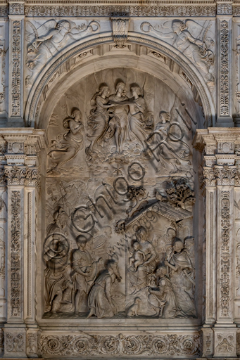  Orvieto,  Basilica Cathedral of Santa Maria Assunta (or Duomo), the interior, Chapel of the Magi: rich marble altar sculpted by Michele Sanmicheli, Giovanni Battista da Siena and Simone Mosca. The Epiphany scene is by Raffaello da Montelupo; the three haunting angels above and other bas-reliefs are by his son Francesco.