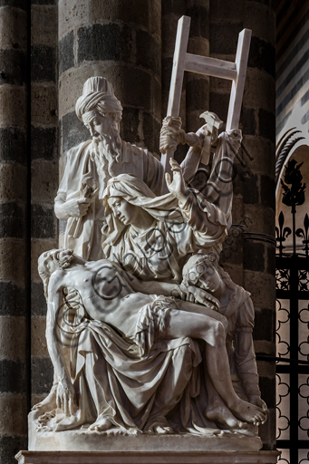  Orvieto,  Basilica Cathedral of Santa Maria Assunta (or Duomo), the interior: The Lamentation (or Deposition), a marble group created in the second half of the 16th century by the Orvieto architect and sculptor Ippolito Scalza. The Pietà, carved from a single block of marble, is composed of four figures: Christ, lying on the lap of the Virgin Mary, Nicodemus with his face bent towards the figure of Jesus, while with one hand he holds the ladder and the hammer and in the other he holds the pincers (elements that recall the Crucifixion), and finally, the kneeling Magdalene with the face resting on the hand of Christ.