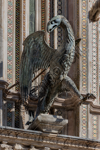 Orvieto, Basilica Cattedrale di Santa Maria Assunta (o Duomo), la facciata,  una delle quattro statue in bronzo che rappresentano gli Evangelisti, realizzate da Lorenzo Maitani nel 1329 - 1330: l'aquila, simbolo di San Giovanni. 