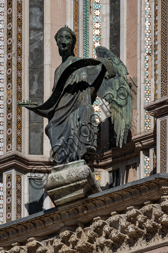 Orvieto, Basilica Cattedrale di Santa Maria Assunta (o Duomo), la facciata,  una delle quattro statue in bronzo che rappresentano gli Evangelisti, realizzate da Lorenzo Maitani nel 1329 - 1330: l'angelo, simbolo di San Matteo . 