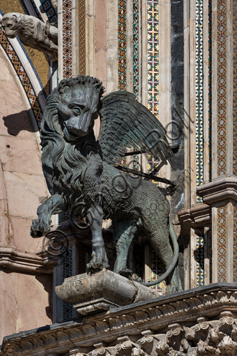 Orvieto, Basilica Cattedrale di Santa Maria Assunta (o Duomo), la facciata,  una delle quattro statue in bronzo che rappresentano gli Evangelisti, realizzate da Lorenzo Maitani nel 1329 - 1330: il leone, simbolo di San Marco. 