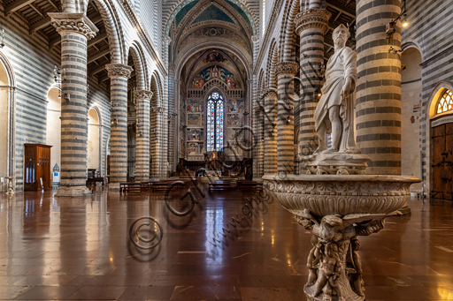Orvieto, Basilica Cattedrale di Santa Maria Assunta (o Duomo): l'interno (XIII - XIV secolo). In primo piano, l'acquasantiera di Camillo Cardinali.