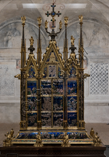  Orvieto, MODO (Museum of the Opera of the  Duomo of Orvieto), Alberi Library: the Reliquary of the Corporal, a masterpiece of goldsmithing made around 1330 in gold, silver and translucent enamel by Ugolino di Vieri to contain the main relic of a famous miracle which took place in 1263 in Bolsena.