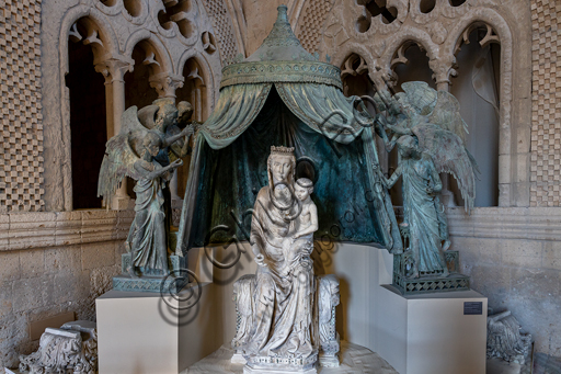 Orvieto, MODO (Museo dell'Opera del Duomo di Orvieto): “Madonna col Bambino e sei angeli reggicortina” (proveniente dalla lunetta centrale della facciata  del Duomo di Orvieto), di scultore umbro - senese e Maestro Sottile (Lorenzo Maitani?). La Madonna venne realizzata nel primo decennio del Trecento, gli angeli invece nel 1325. Marmo, bronzo, policromie, oro e paste vitree. 