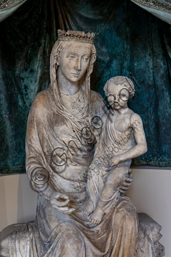 Orvieto, MODO (Museo dell'Opera del Duomo di Orvieto): “Madonna col Bambino e sei angeli reggicortina” (proveniente dalla lunetta centrale della facciata  del Duomo di Orvieto), di scultore umbro - senese e Maestro Sottile (Lorenzo Maitani?). La Madonna venne realizzata nel primo decennio del Trecento, gli angeli invece nel 1325. Marmo, bronzo, policromie, oro e paste vitree. 