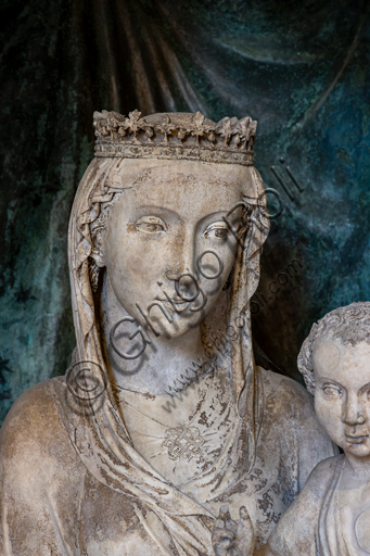 Orvieto, MODO (Museo dell'Opera del Duomo di Orvieto): “Madonna col Bambino e sei angeli reggicortina” (proveniente dalla lunetta centrale della facciata  del Duomo di Orvieto), di scultore umbro - senese e Maestro Sottile (Lorenzo Maitani?). La Madonna venne realizzata nel primo decennio del Trecento, gli angeli invece nel 1325. Marmo, bronzo, policromie, oro e paste vitree. 