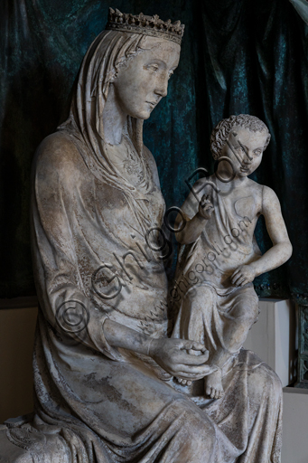 Orvieto, MODO (Museo dell'Opera del Duomo di Orvieto): “Madonna col Bambino e sei angeli reggicortina” (proveniente dalla lunetta centrale della facciata  del Duomo di Orvieto), di scultore umbro - senese e Maestro Sottile (Lorenzo Maitani?). La Madonna venne realizzata nel primo decennio del Trecento, gli angeli invece nel 1325. Marmo, bronzo, policromie, oro e paste vitree. 