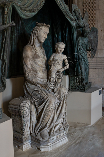 Orvieto, MODO (Museo dell'Opera del Duomo di Orvieto): “Madonna col Bambino e sei angeli reggicortina” (proveniente dalla lunetta centrale della facciata  del Duomo di Orvieto), di scultore umbro - senese e Maestro Sottile (Lorenzo Maitani?). La Madonna venne realizzata nel primo decennio del Trecento, gli angeli invece nel 1325. Marmo, bronzo, policromie, oro e paste vitree. 