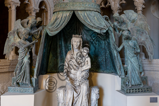 Orvieto, MODO (Museo dell'Opera del Duomo di Orvieto): “Madonna col Bambino e sei angeli reggicortina” (proveniente dalla lunetta centrale della facciata  del Duomo di Orvieto), di scultore umbro - senese e Maestro Sottile (Lorenzo Maitani?). La Madonna venne realizzata nel primo decennio del Trecento, gli angeli invece nel 1325. Marmo, bronzo, policromie, oro e paste vitree. 