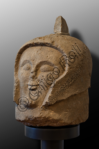 Orvieto, Museo Faina: Cippo a forma di testa di guerriero ritrovato nella necropoli orvietana di Crocifisso del Tufo, 520 - 530 a.C. 