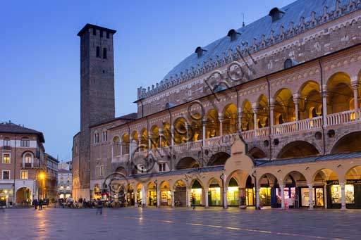 Padova, Piazza dei Frutti: scorcio serale del Palazzo della Ragione.