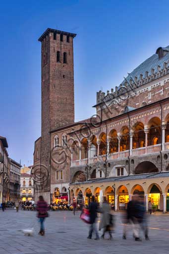 Padova, Piazza dei Frutti: scorcio serale del Palazzo della Ragione.