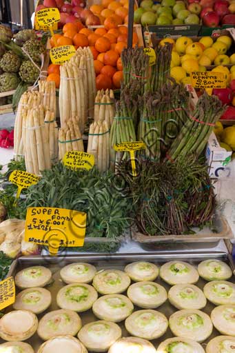 Padova, Piazza delle Erbe: frutta e verdura (asparagi, carciofi, ecc) in vendita a una delle bancarelle del mercato.