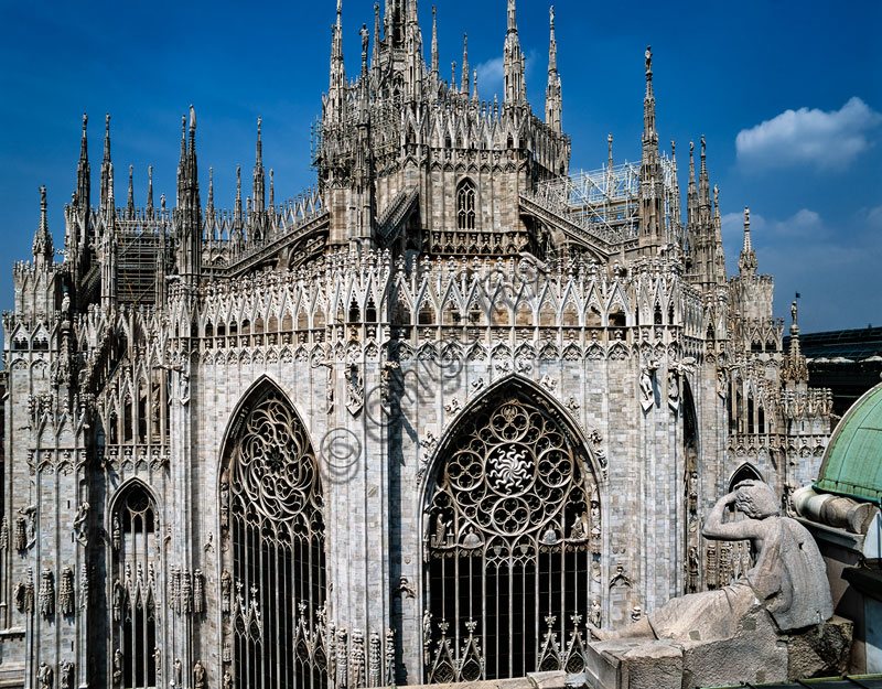 Palazzo della Veneranda Fabbrica : veduta sulle absidi del Duomo. In primo piano una delle statue che affiancano l’orologio di facciata.