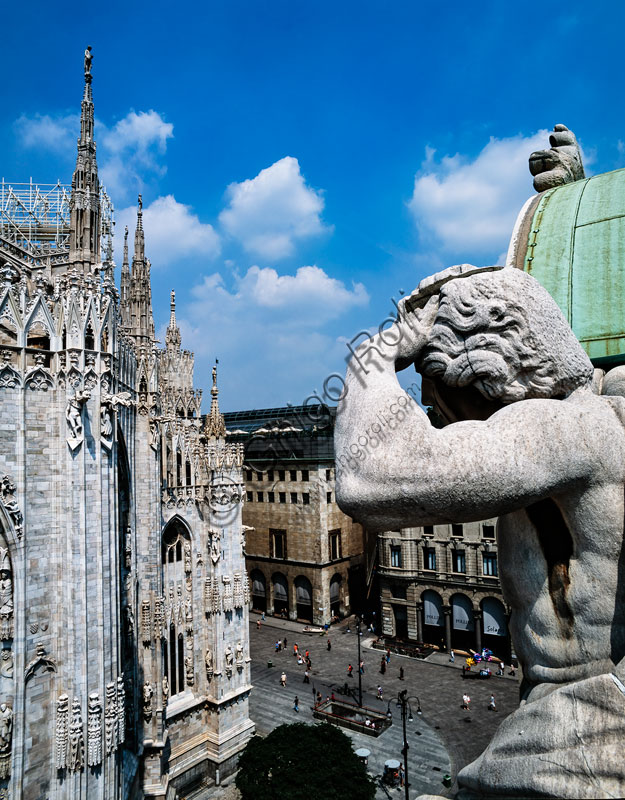 Palazzo della Veneranda Fabbrica : veduta sulle absidi del Duomo. In primo piano una delle statue che affiancano l’orologio di facciata.