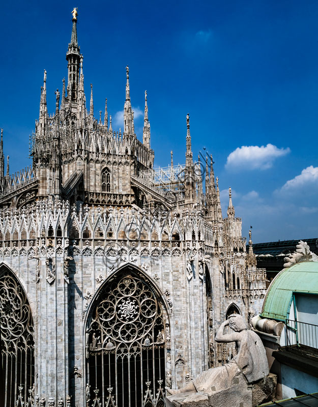 Palazzo della Veneranda Fabbrica : veduta sulle absidi del Duomo. In primo piano una delle statue che affiancano l’orologio di facciata.