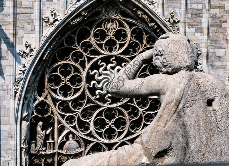 Palazzo della Veneranda Fabbrica : veduta sulle absidi del Duomo. In primo piano una delle statue che affiancano l’orologio di facciata.