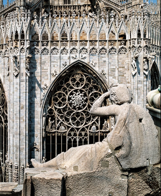 Palazzo della Veneranda Fabbrica : veduta sulle absidi del Duomo. In primo piano una delle statue che affiancano l’orologio di facciata.