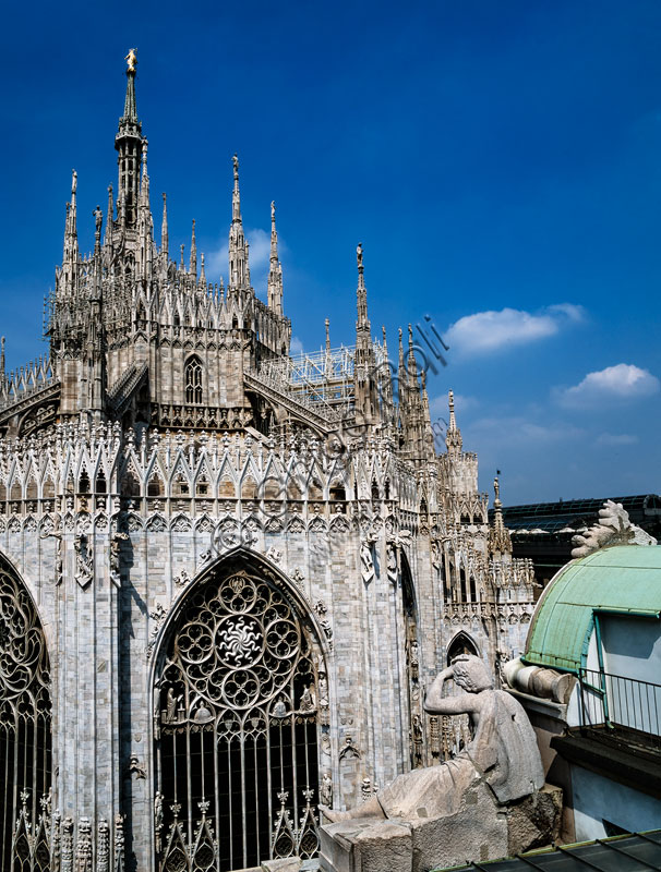 Palazzo della Veneranda Fabbrica : veduta sulle absidi del Duomo. In primo piano una delle statue che affiancano l’orologio di facciata.