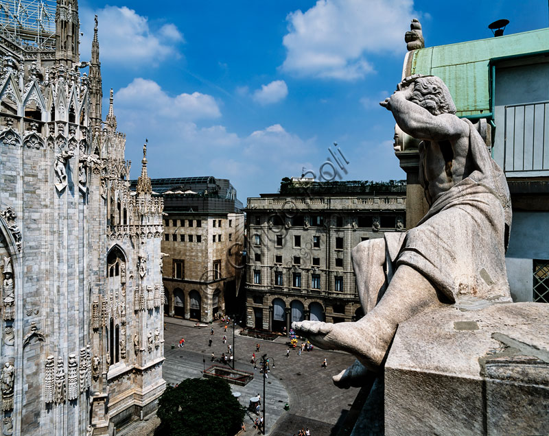 Palazzo della Veneranda Fabbrica : veduta sulle absidi del Duomo. In primo piano una delle statue che affiancano l’orologio di facciata.