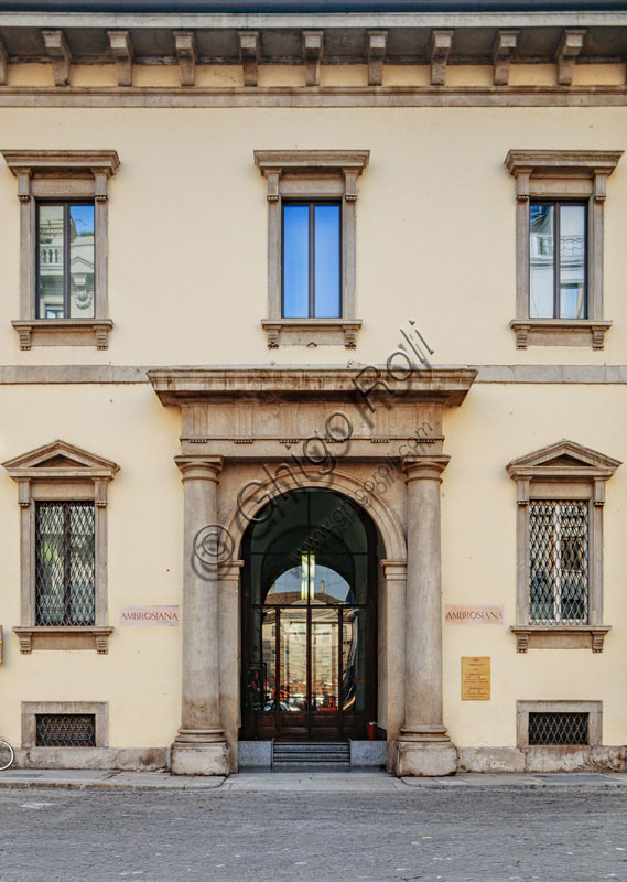 Palazzo dell’Ambrosiana: ingresso alla Pinacoteca e alla Veneranda Biblioteca Ambrosiana, fondata nel 1607. 