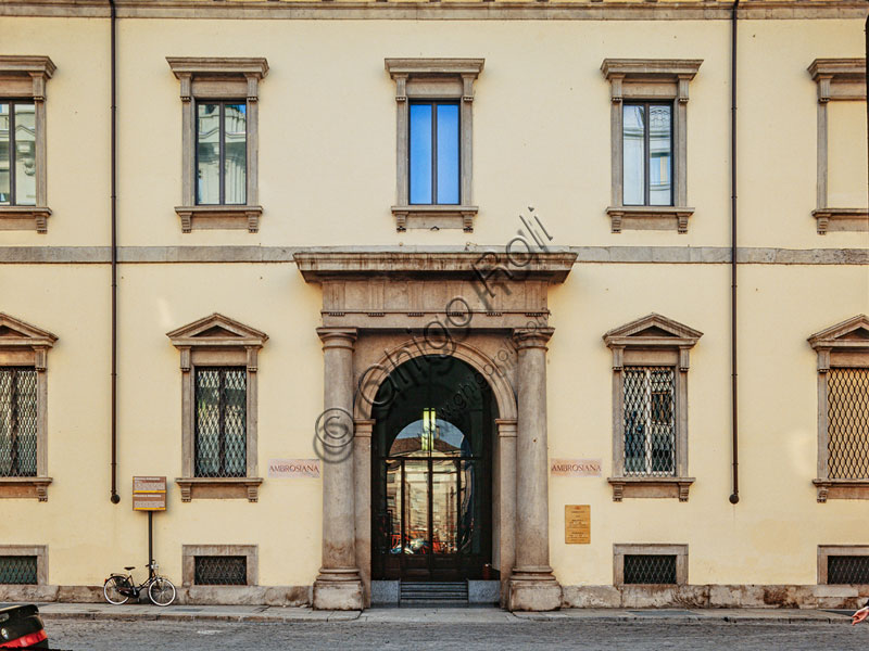 Palazzo dell’Ambrosiana: ingresso alla Pinacoteca e alla Veneranda Biblioteca Ambrosiana, fondata nel 1607. 