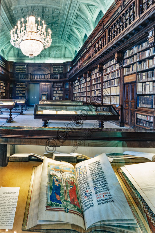 Palazzo di Brera, Biblioteca Nazionale Braidense: veduta della Sala Maria Teresa. In primo piano un codice miniato.