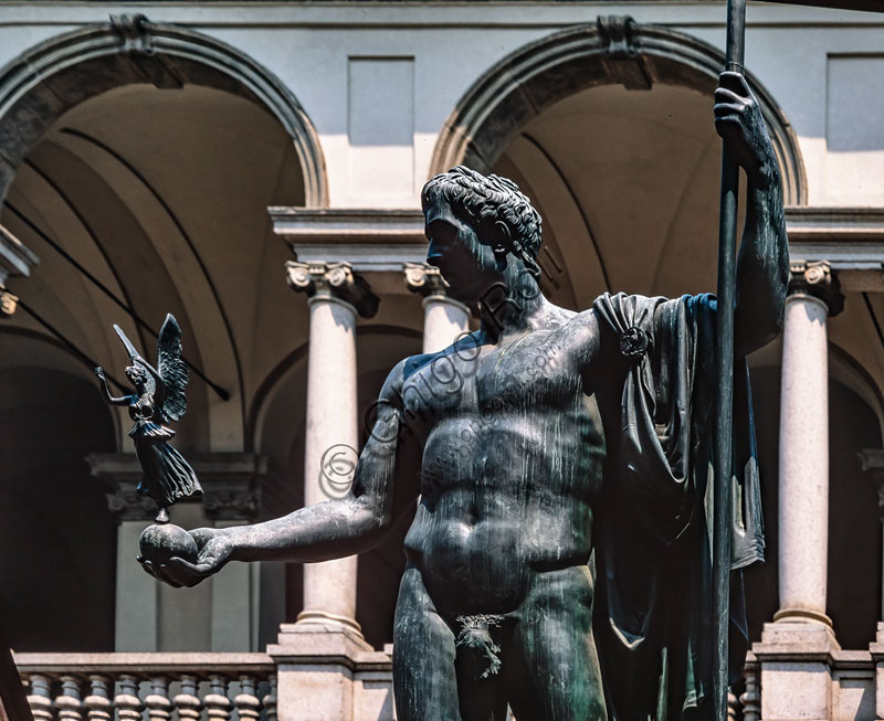 Palazzo di  Brera, cortile d’onore: “Napoleone Bonaparte come Marte pacificatore”, scultura in bronzo di Antonio Canova, 1810. Particolare.