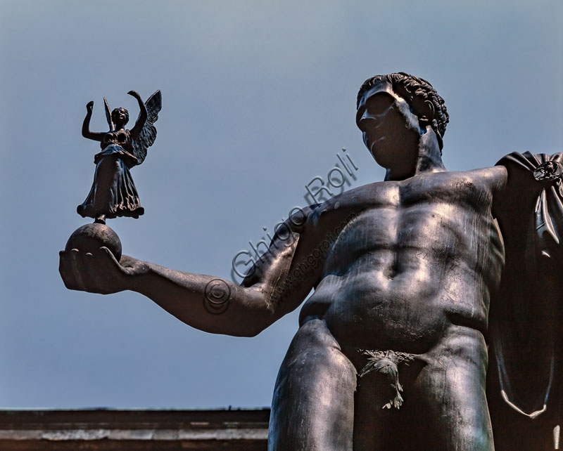 Palazzo di  Brera, cortile d’onore: “Napoleone Bonaparte come Marte pacificatore”, scultura in bronzo di Antonio Canova, 1810. Particolare.