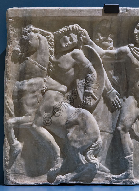 Palazzo Ducale, Appartamento di Troia,  sarcofago con scene dal sacco di Troia, fianco sinistro: “Achille nell’atto di aggredire Troilo”, marmo proconnesio, metà II secolo d.C.