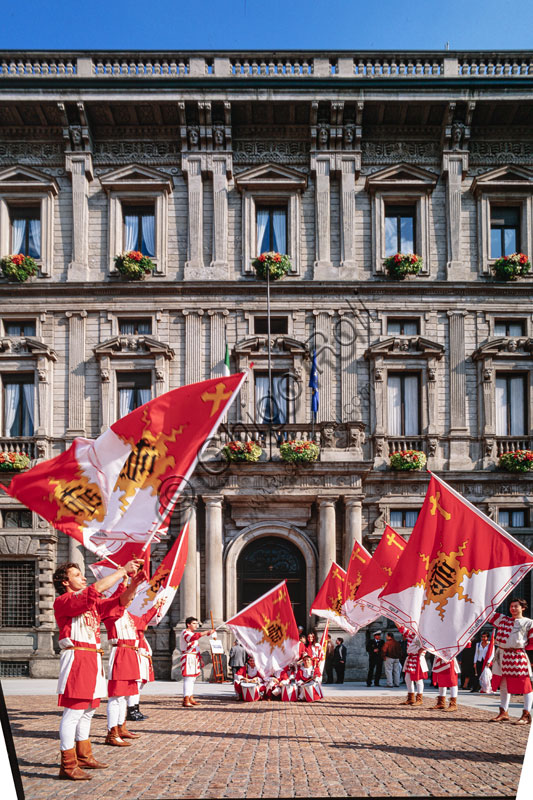 Palazzo Marino (sede del Comune) : veduta della facciata con sbandieratori.