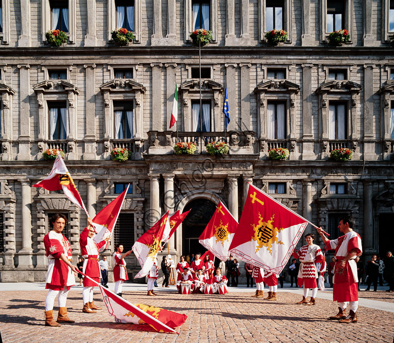  Palazzo Marino (Town Hall): view of the façade with flag-wavers.