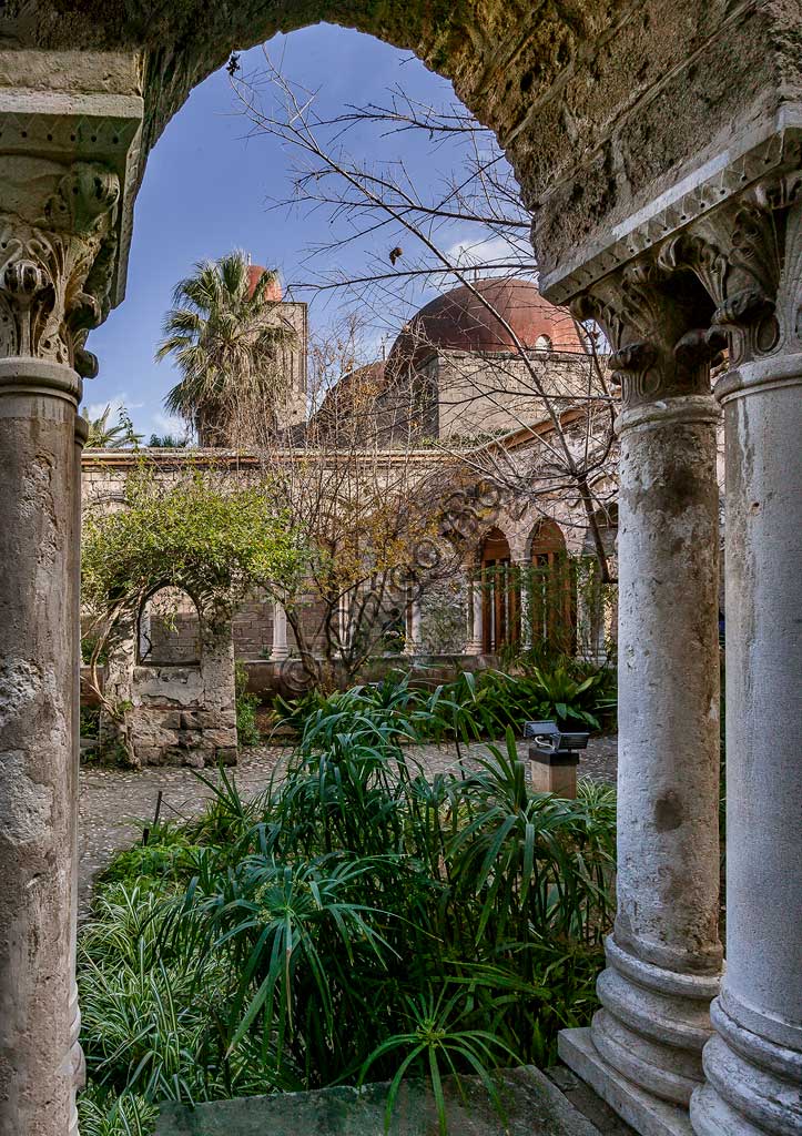 Palermo, Chiesa di San Giovanni degli Eremiti: il chiostro.Sito UNESCO: Palermo arabo-normanna.