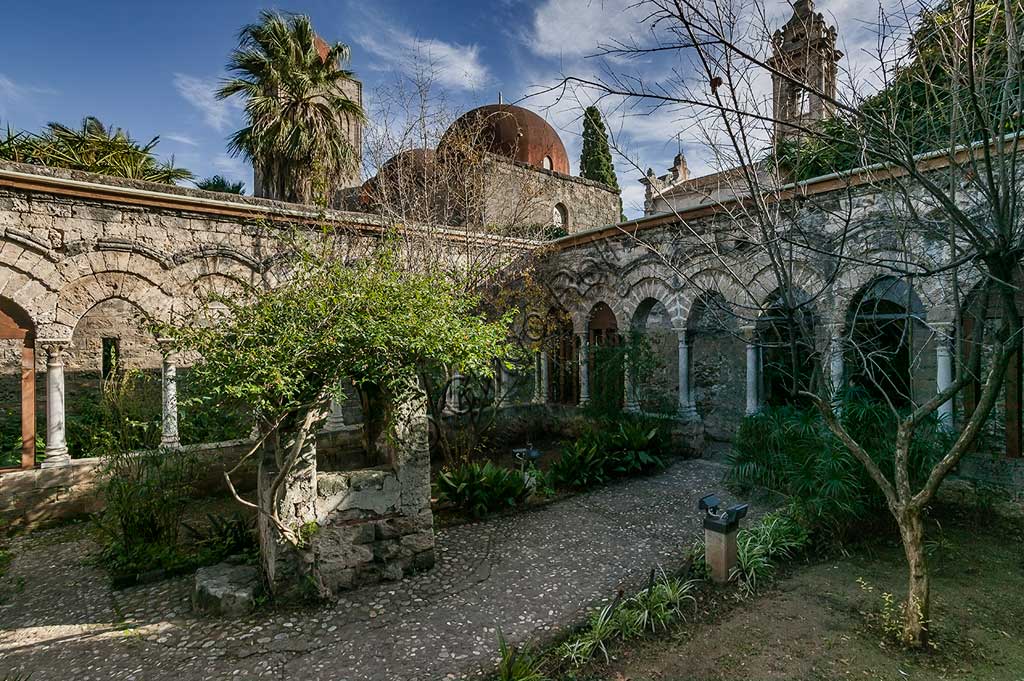 Palermo, Chiesa di San Giovanni degli Eremiti: il chiostro.Sito UNESCO: Palermo arabo-normanna.