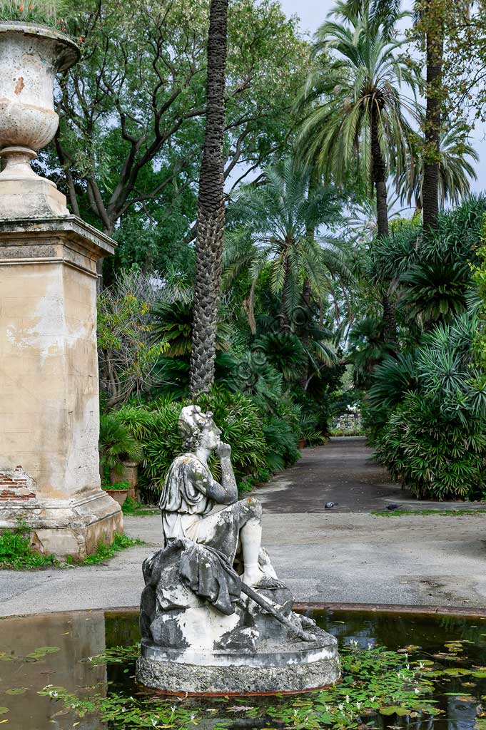 Palermo, Orto Botanico: fontana con statua.