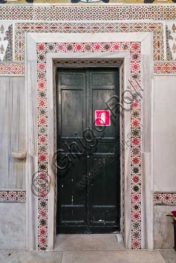 Palermo, Palazzo Reale o Palazzo dei Normanni,  Cappella Palatina (Basilica), parete meridionale: porta con decorazione a motivi geometrici.