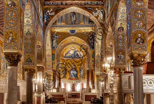 Palermo, Palazzo Reale o Palazzo dei Normanni,  Cappella Palatina (Basilica), veduta generale. Sullo sfondo l'abside con i mosaici (1143). In alto  l'Annunciazione; nel catino Cristo Pantocrator; nel tamburo dell'abside, la Vergine in trono con a sinistra Pietro apostolo e Maria Maddalena, a destra Giovanni Battista e Giacomo apostolo. Queste due ultime figure furono aggiunte a fine XVIII secolo.