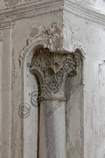 Palermo, Palazzo Reale o Palazzo dei Normanni,  Cappella Palatina (Basilica), Cripta (Chiesa Inferiore): colonna angolare con capitello.