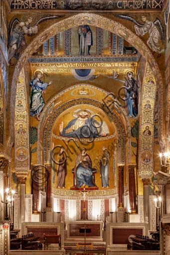 Palermo, Palazzo Reale o Palazzo dei Normanni,  Cappella Palatina (Basilica), veduta generale. Sullo sfondo l'abside con i mosaici (1143). In alto  l'Annunciazione; nel catino Cristo Pantocrator; nel tamburo dell'abside, la Vergine in trono con a sinistra Pietro apostolo e Maria Maddalena, a destra Giovanni Battista e Giacomo apostolo. Queste due ultime figure furono aggiunte a fine XVIII secolo.