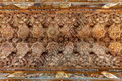 Palermo, Palazzo Reale o Palazzo dei Normanni,  Cappella Palatina (Basilica), navata centrale:  soffitto ligneo, realizzato da maestri di scuola fatimide e costituito da cassoni lignei a muqarnas, dipinte con immagini rare (ornamenti fitoformi e zoomorfi, uccelli, animali fantastici e mitologici, tra cui figure umane in scene di caccia, di guerra e d'amore, suonatori, danzatori e danzatrici del ventre, giocatori di scacchi. Figurazioni generalmente vietate dalla tradizione musulmana) e iscrizioni cufiche (1143). 