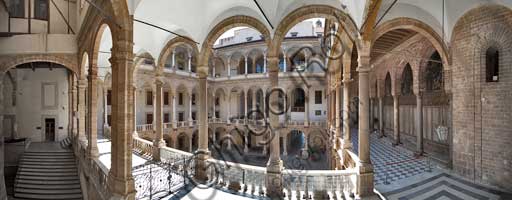 Palermo, Palazzo Reale o Palazzo dei Normanni, Cortile Maqueda: veduta.