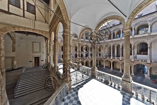 Palermo, Palazzo Reale o Palazzo dei Normanni, Cortile Maqueda: veduta.