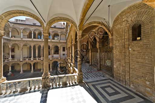 Palermo, Palazzo Reale o Palazzo dei Normanni, Cortile Maqueda: veduta.