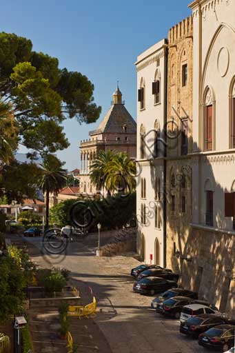 Palermo, Palazzo Reale o Palazzo dei Normanni: il prospetto Orientale, i giardini del Bastione di S. Pietro. Sullo sfondo, la Torre di Porta Nuova.