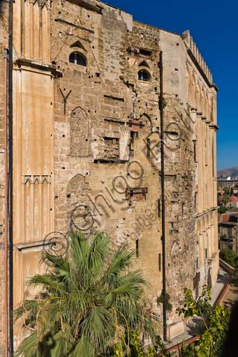 Palermo, Palazzo Reale o Palazzo dei Normanni: il prospetto Orientalenella sua variegata giustapposizione di volumi medioevali e moderni.