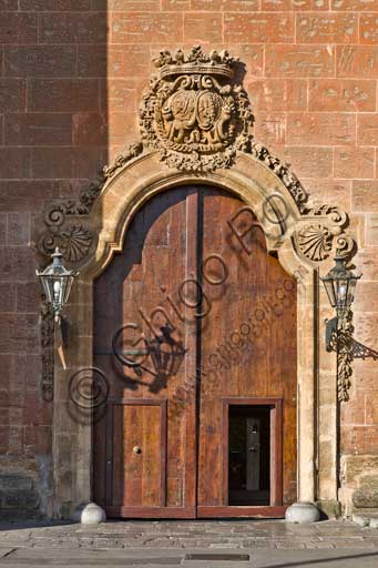 Palermo, Palazzo Reale o Palazzo dei Normanni, lato Nord Est:  un portale dell'ala rinascimentale.