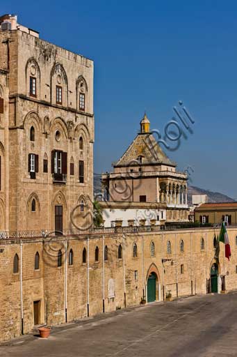 Palermo, Palazzo Reale o Palazzo dei Normanni, lato Nord Est: veduta della Torre Pisana e della Torre di Porta Nuova da piazza del Parlamento. 