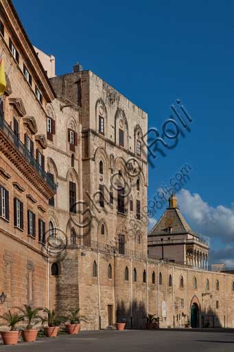 Palermo, Palazzo Reale o Palazzo dei Normanni, lato Nord Est: veduta della Torre PIsana e della Torre di Porta Nuova.