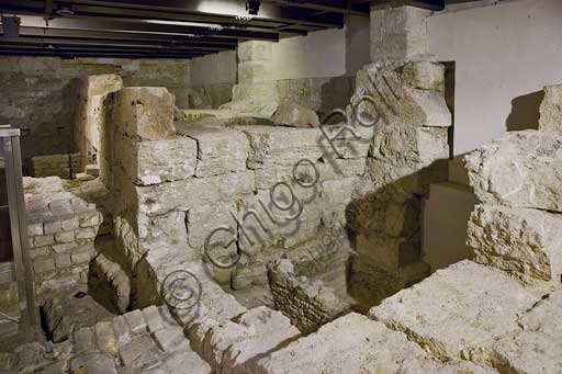 Palermo, Palazzo Reale o Palazzo dei Normanni, sala Montalto, i sotterranei: ipogei della sala Montalto Torrione e Porta urbica ellenistica (secolo II aC) addossati alla cinta muraria punica (sec V aC)